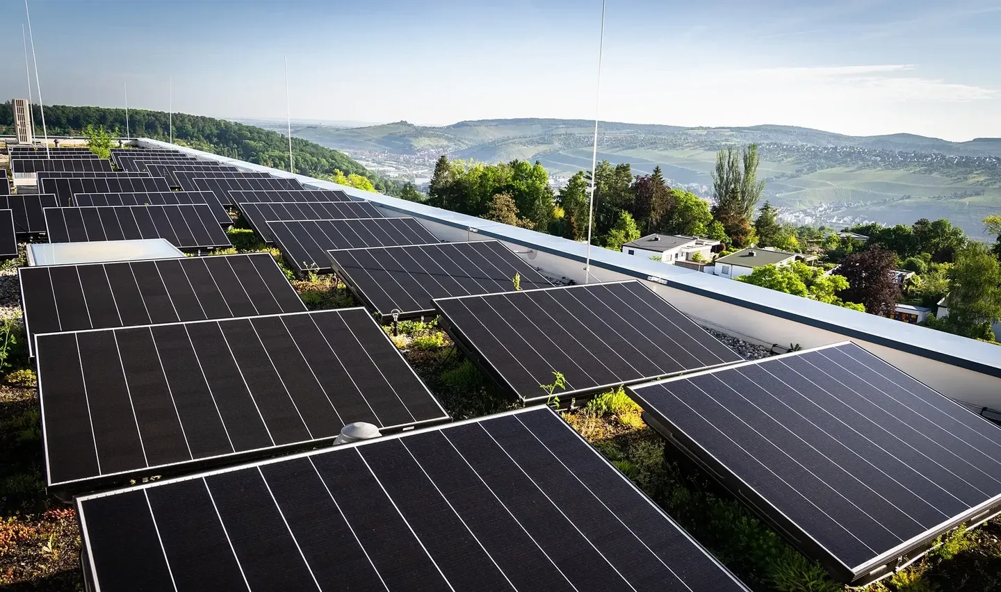 Photovoltaikmodule auf den comemso-Gebäuden in Ostfildern