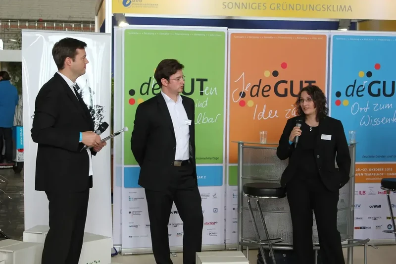 Anita Athanasas presenting the Battery Cell Simulator story at deGUT in 2012 after comemso was selected as KfW GründerChampion for Baden-Württemberg