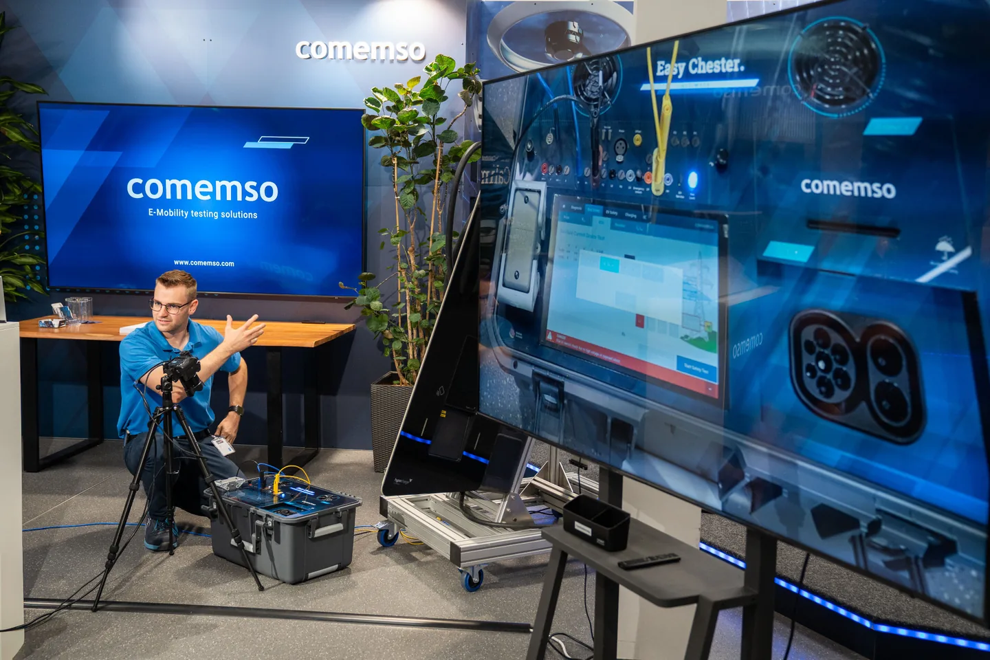 comemso live demo with a test system, monitors and a presenting engineer