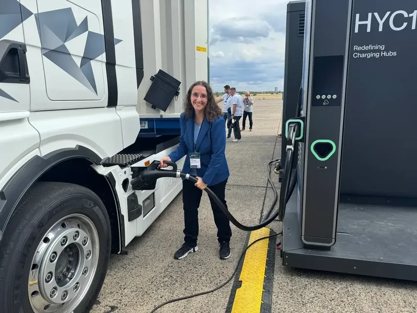 comemso-Mitgründerin Anita Athanasas beim Megawattladen eines elektrischen Lkw