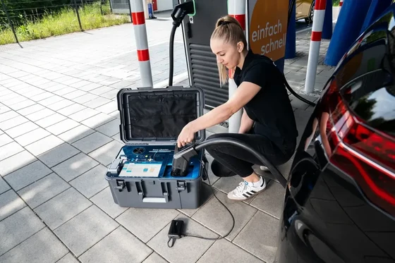Techniker bereitet Easy Chester Ultimate für eine EVSE-Prüfung vor Ort vor