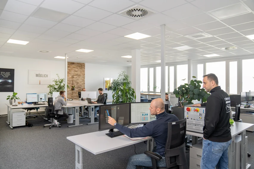 Ihr Arbeitsumfeld: Kollegen, Software und Prüfhardware am selben Arbeitsplatz.