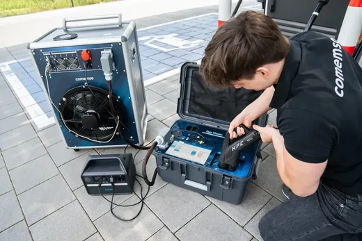 Easy Chester Ultimate mit der ohmschen 30-kW-DC-Last verbunden
