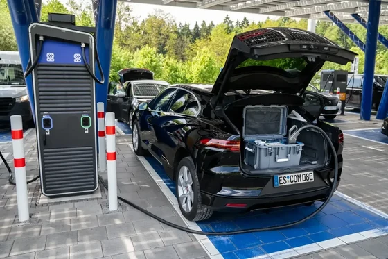 Easy Chester Ultimate im Heck eines elektrischen Servicefahrzeugs transportiert