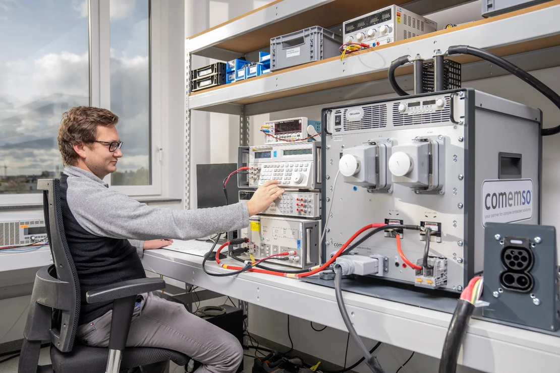 Employee working with measurement equipment in the comemso calibration laboratory.