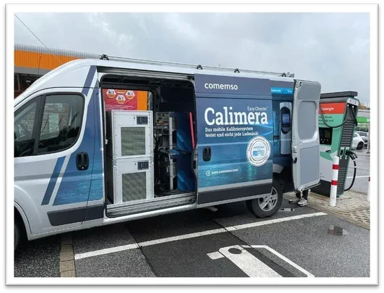 Calimera-Fahrzeug mit mobiler Kalibrierausrüstung an einer installierten Ladestation
