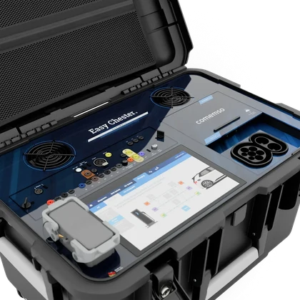 Nahaufnahme des Easy-Chester-Ultimate-Touchscreens, der Statusbedienelemente und Ladeschnittstellen