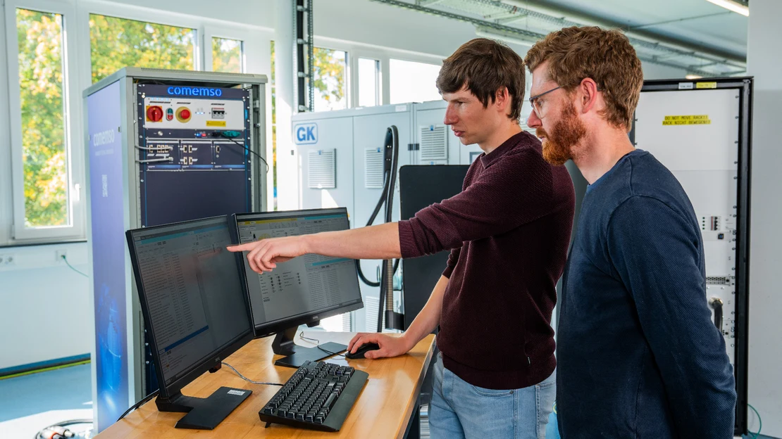 Our team working with the test setup in the comemso laboratory.