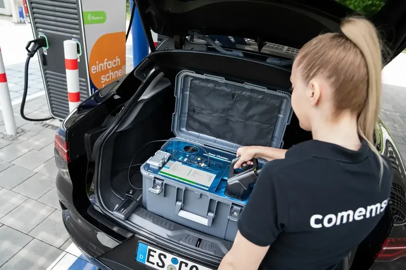 Servicetechniker bedient Easy Chester Ultimate von einem elektrischen Servicefahrzeug aus