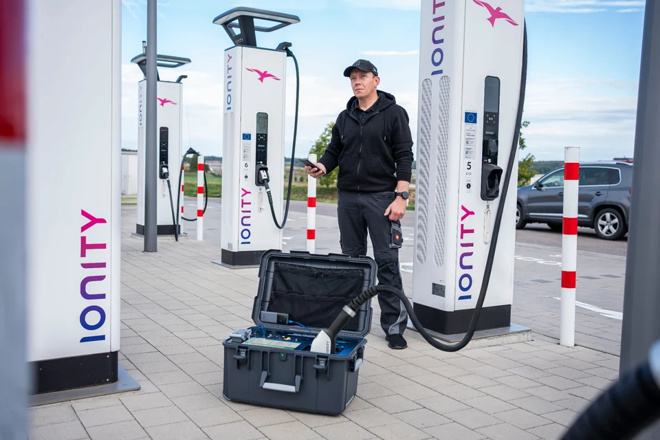 Techniker mit geöffnetem Easy Chester Ultimate, angeschlossen an eine Ladestation