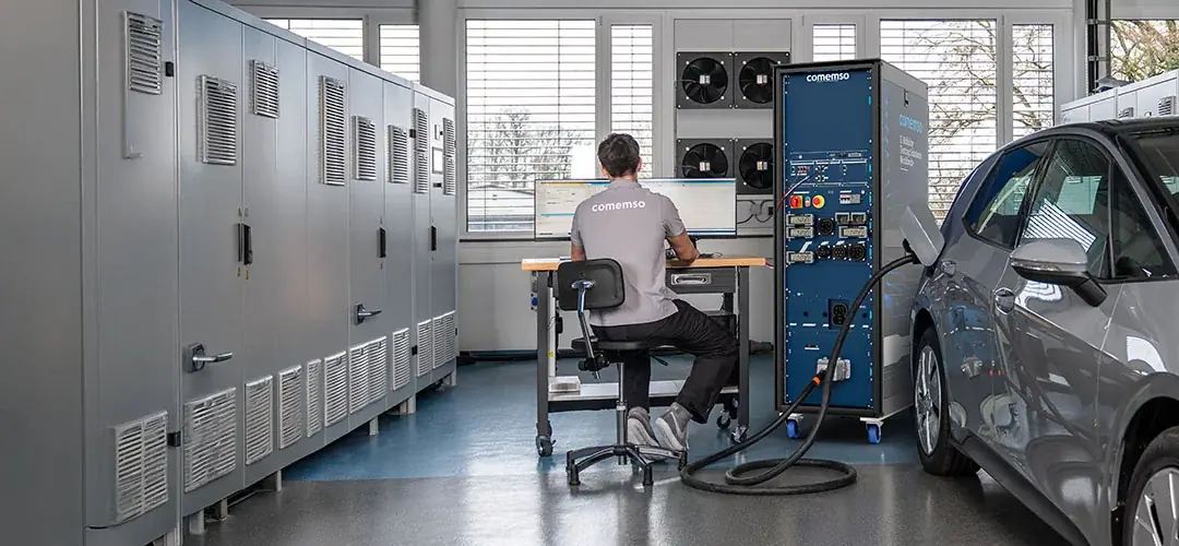 Elektrofahrzeug am EVCA-Prüfsystem: Ein Ingenieur untersucht das Ladeverhalten im Labor