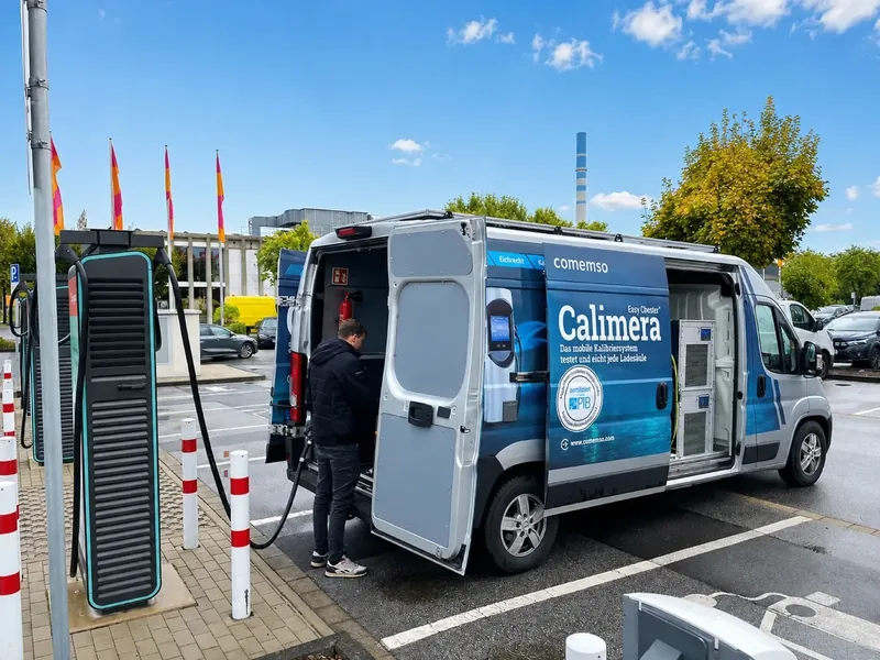 Easy-Chester-Calimera-Fahrzeug im Einsatz an einer installierten Hochleistungsladestation