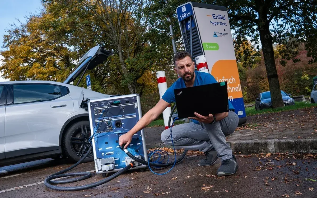 Ein Ingenieur nutzt EVCA Multi Mobile und einen Laptop während einer realen Ladeanalyse