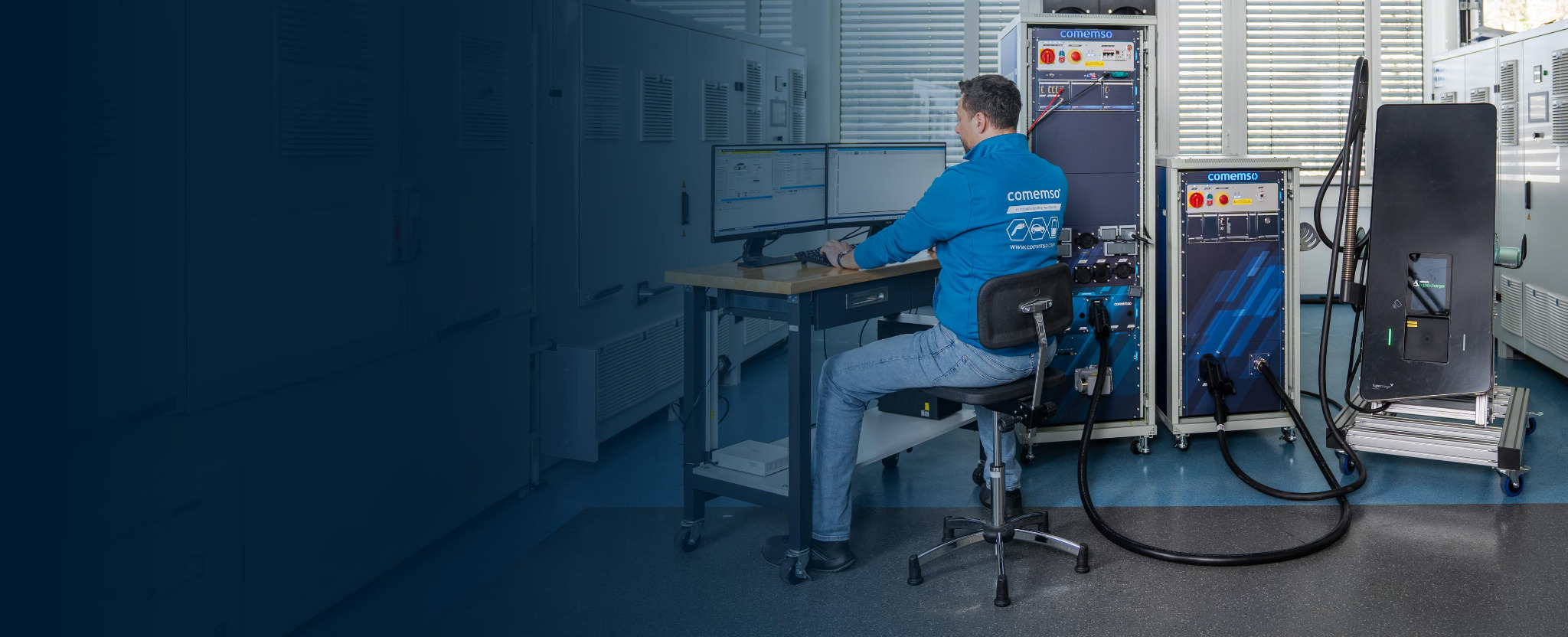 Ein Ingenieur prüft eine Ladestation mit comemso-Fahrzeugsimulation und Hochleistungs-Labortechnik
