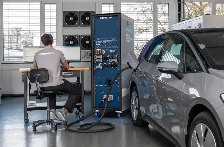 Vehicle and charging test equipment in a laboratory validation setup