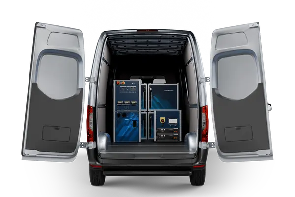 Easy-Chester-Calimera-Kalibriertechnik im Transporter mit geöffneten Hecktüren