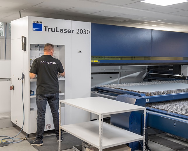 Eigener Laserschnitt: mechanische Änderungen direkt mit der Fertigung abstimmen.